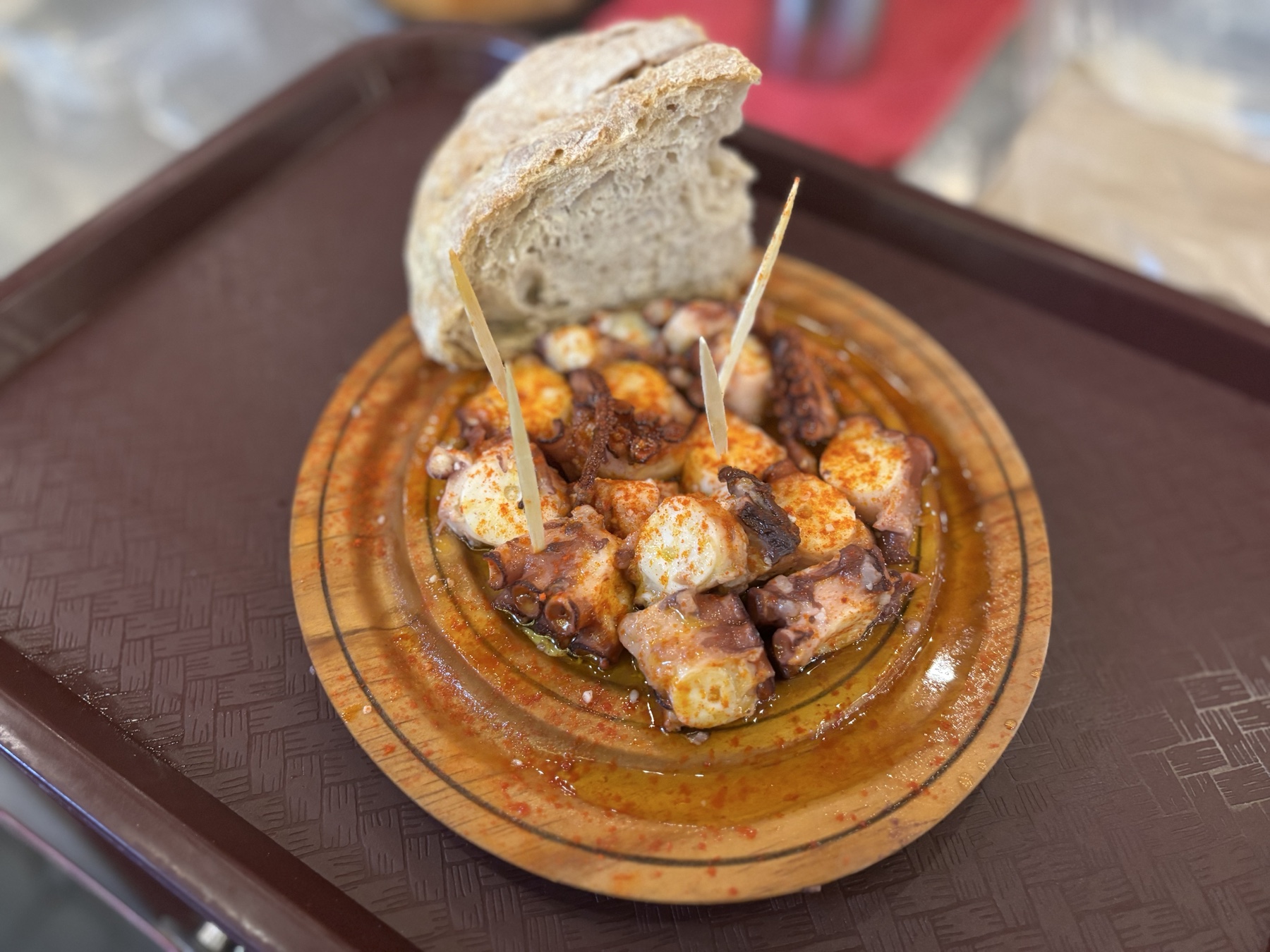 Plato de pulpo á feira acompañado de pan gallego